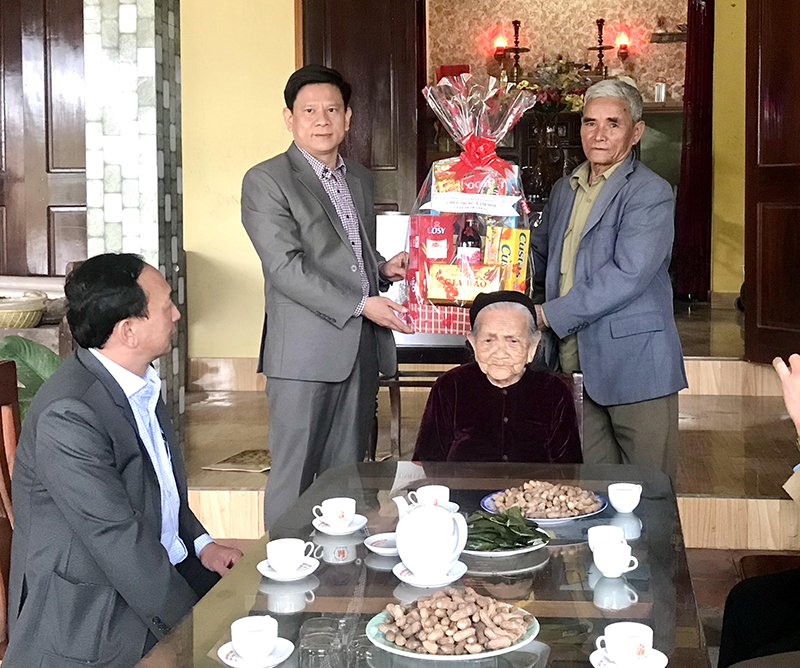  Lãnh đạo huyện Lệ Thủy tặng quà tết Bà mẹ Việt Nam anh hùng Đinh Thị Sở.