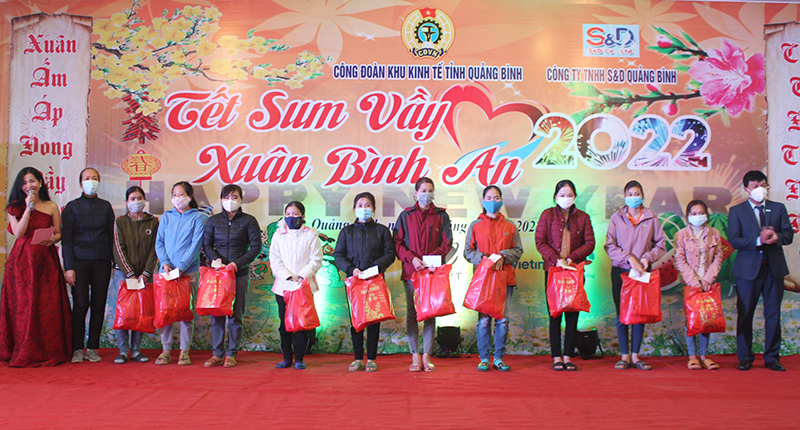 Đại diện lãnh đạo Công ty TNHH S&D Quảng Bình, Ngân hàng Vietinbank Quảng Bình trao quà hỗ trợ cho các đoàn viên, NLĐ có hoàn cảnh khó khăn.