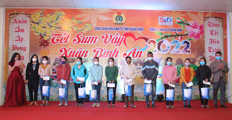  Đại diện lãnh đạo Công đoàn VNPT Quảng Bình, Ban Quản lý KKT tỉnh trao quà cho các đoàn viên, NLĐ có hoàn cảnh khó khăn.