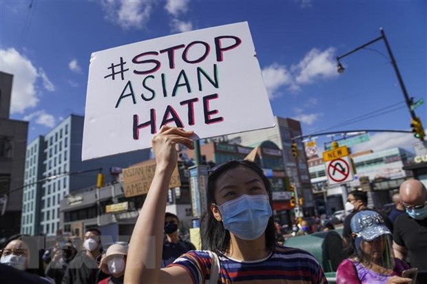 Tuần hành kêu gọi chấm dứt tình trạng thù hận người gốc Á tại New York (Mỹ) ngày 21/3/2021. (Ảnh: THX/TTXVN)