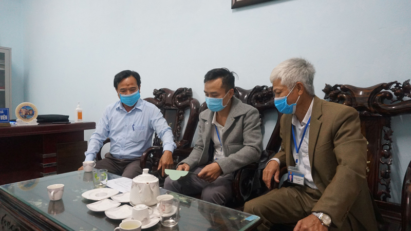 Lãnh đạo xã Quảng Hợp và anh Lê Văn Hùng, đại lý thu BHXH (ngồi giữa) bàn kế hoạch phát triển đối tượng tham gia BHXH tự nguyện trong thời gian tới.
