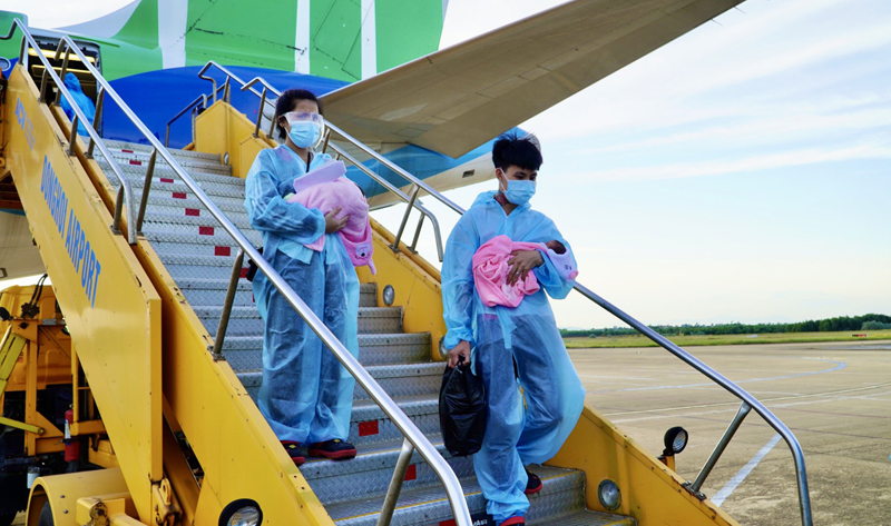 Hai bé sinh đôi Kim Chi và Tú Uyên được đón về quê trên chuyến bay đặc biệt ngày 22-8-2021.