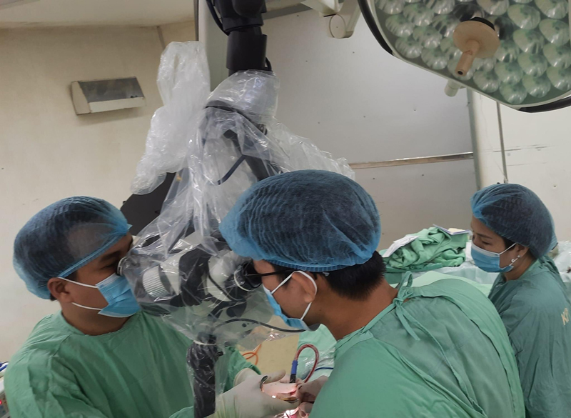 Các bác sỹ ứng dụng kỹ thuật vi phẫu thuật thoát vị đĩa điệm cột sống cho bệnh nhân