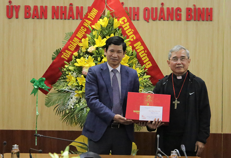 Đồng chí Phó Chủ tịch UBND tỉnh Hồ An Phong tặng quà chúc mừng năm mới Tòa Giám mục Giáo phận Hà Tĩnh. 