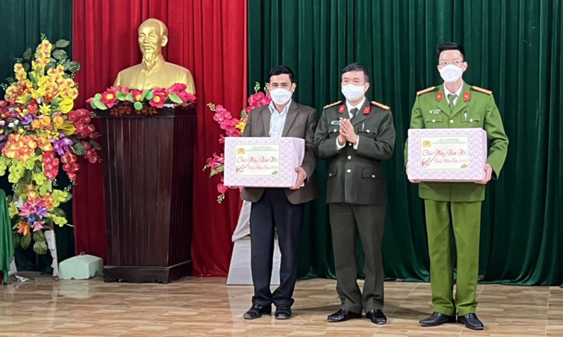Đồng chí Giám đốc Công an tỉnh Nguyễn Tiến Nam tặng quà động viên chính quyền địa phương và lực lượng Công an xã Quảng Lộc, TX. Ba Đồn.