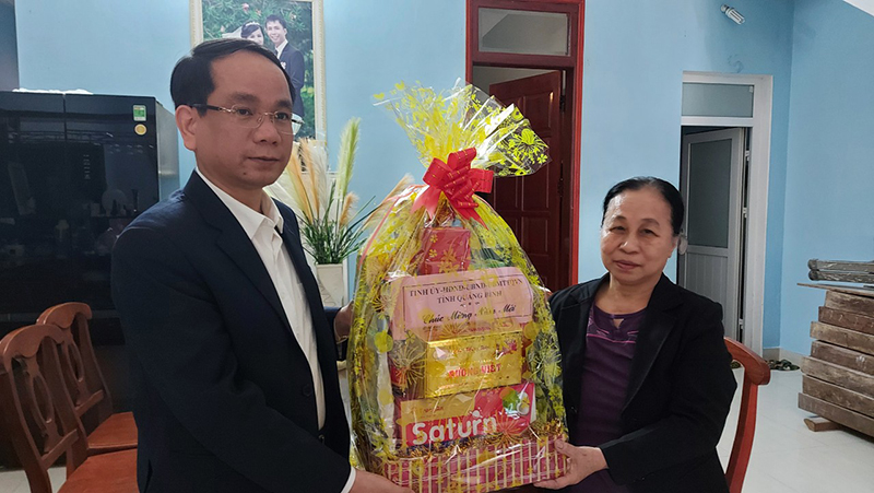 Đồng chí Phó Chủ tịch UBND tỉnh Phan Mạnh thăm, chúc tết gia đình đồng chí Nguyễn Tư Thoan, nguyên Bí thư Tỉnh ủy.