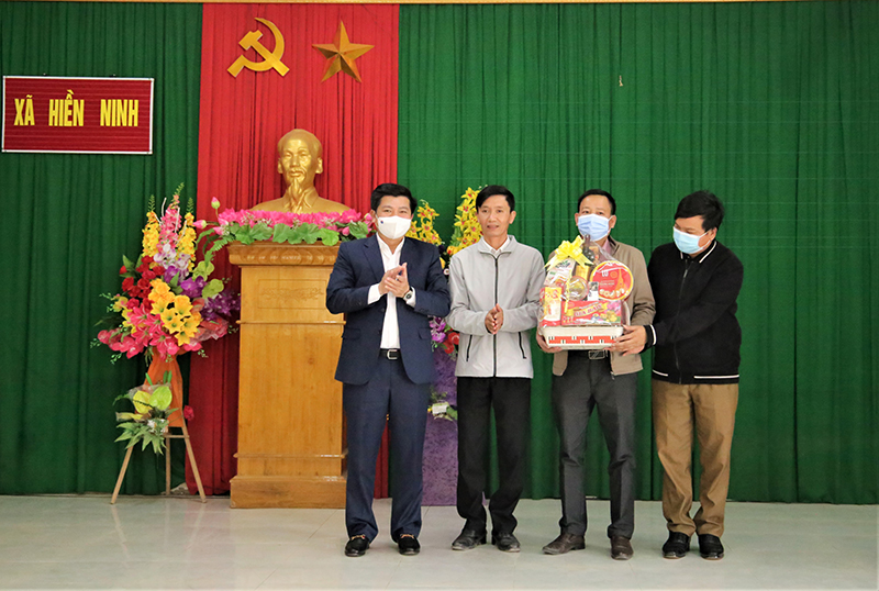 Đồng chí Trần Vũ Khiêm tặng quà đảng bộ và nhân dân xã Hiền Ninh nhân dịp kỷ niệm 92 năm Ngày thành lập Đảng Cộng sản Việt Nam.