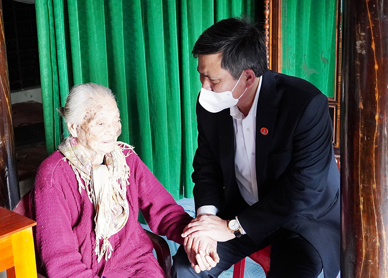 Đồng chí Chủ tịch UBND tỉnh Trần Thắng thăm hỏi sức khỏe mẹ Việt Nam anh hùng Nguyễn Thị Can