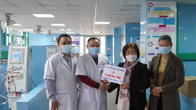 Trao tiền hỗ trợ cho bệnh nhân nghèo tại Bệnh viện hữu nghị Việt Nam-Cuba Đồng Hới.