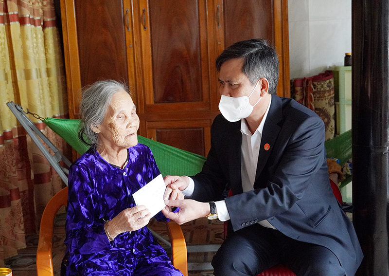 Đồng chí Chủ tịch UBND tỉnh Trần Thắng thăm, tặng quà cho mẹ Việt Nam anh hùng Nguyễn Thị Tôi.