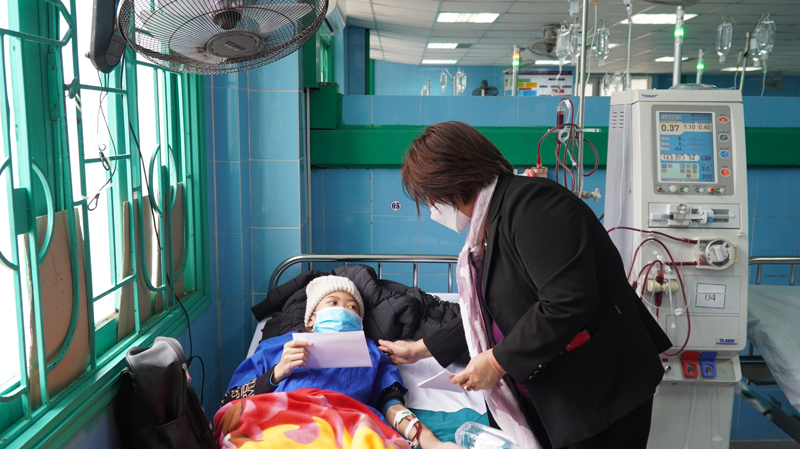 Chủ tịch Hội Bảo trợ bệnh nhân nghèo tỉnh Nguyễn Thị Thanh Hương thăm hỏi, động viên bệnh nhân chạy thận nhân tạo.