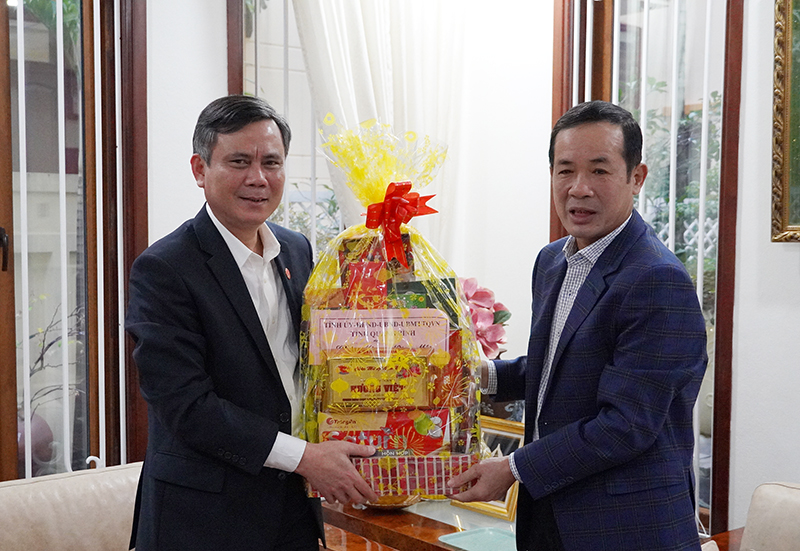 Đồng chí Chủ tịch UBND tỉnh Trần Thắng thăm, tặng quà chúc Tết đồng chí Trần Công Thuật