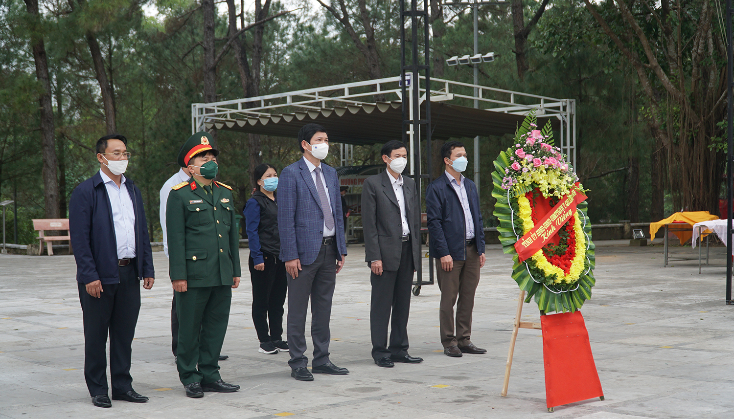 Đoàn đại biểu UBND tỉnh dâng hương tại Nghĩa trang liệt sỹ Quốc gia Trường Sơn.