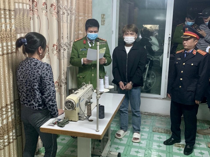 Lực lượng công an đọc lệnh khám xét nơi ở của đối tượng Trần Duy Tùng tại Nam Định