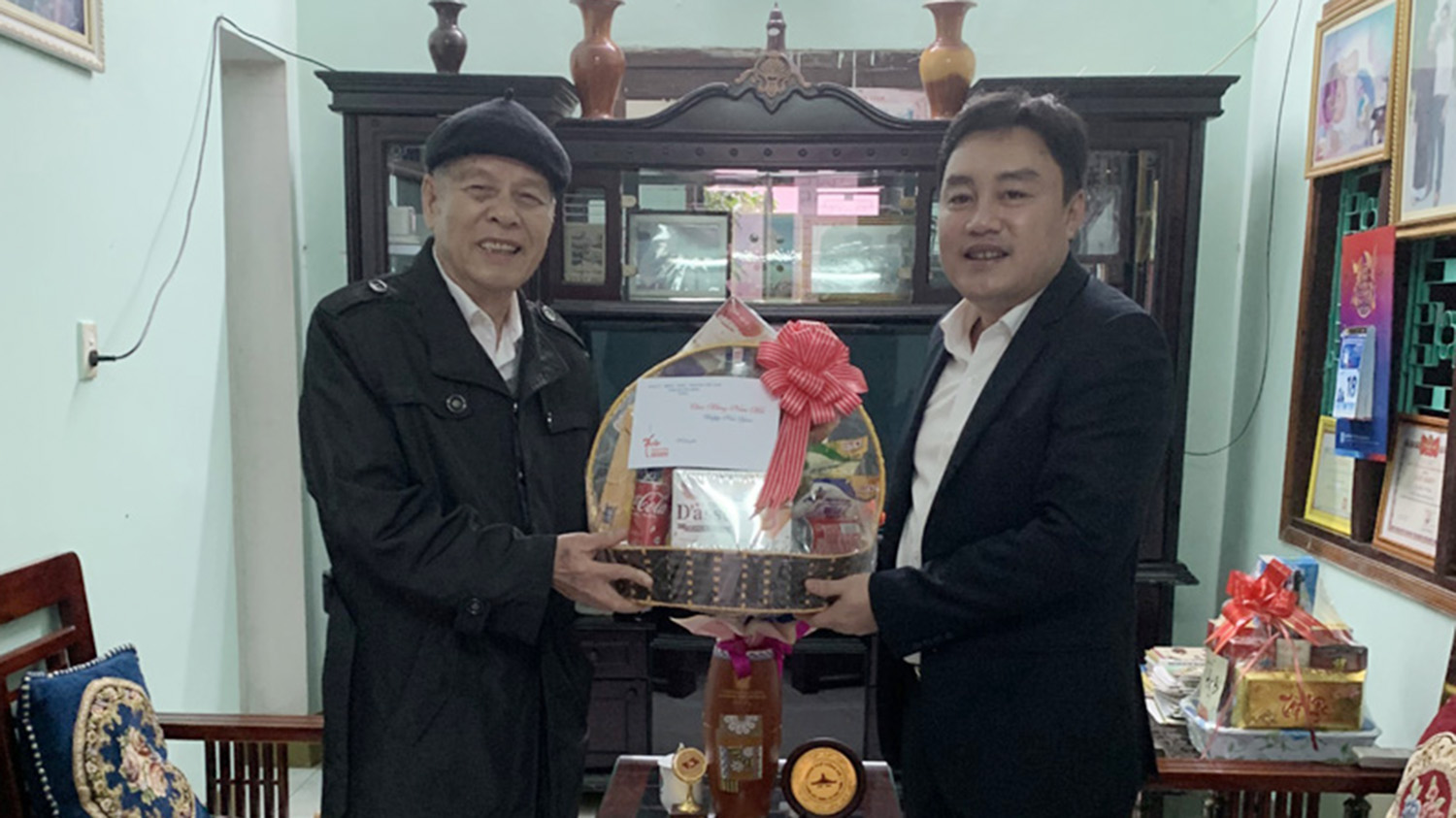 Đồng chí Chủ nhiệm UBKT Tỉnh ủy Đinh Hữu Thành tặng quà và chúc mừng năm mới đồng chí Trần Dzụ, nguyên Chủ nhiệm UBKT Tỉnh ủy.