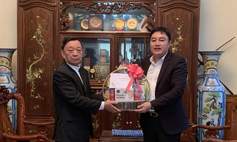 Đồng chí Chủ nhiệm UBKT Tỉnh ủy Đinh Hữu Thành tặng quà chúc mừng năm mới đồng chí Cao Văn Đàn, nguyên Chủ nhiệm UBKT Tỉnh ủy.