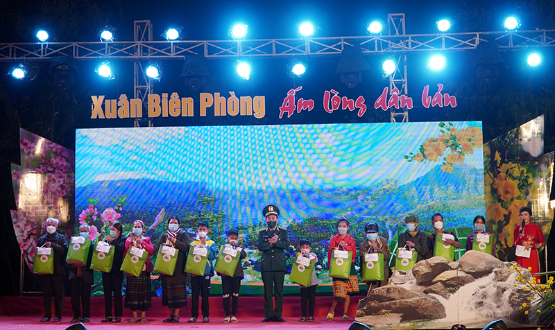 Trung tướng Đỗ Danh Vượng, Chính ủy BĐBP Việt Nam tặng quà cho bà con xã Trường Sơn