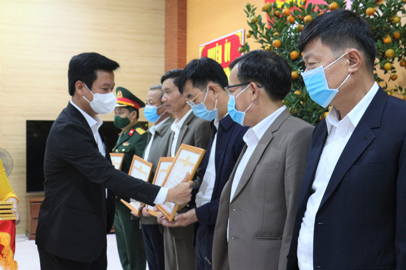 Đồng chí Bí thư Huyện ủy Trần Quốc Tuấn trao giấy khen