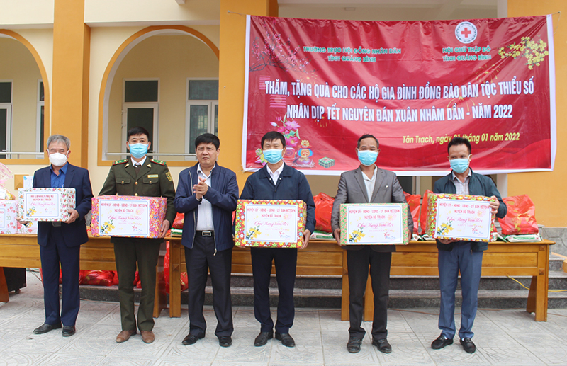 Đồng chí Bí thư Huyện ủy Bố Trạch Lê Công Toán tặng quà cho các tập thể, tổ chức xã Tân Trạch.