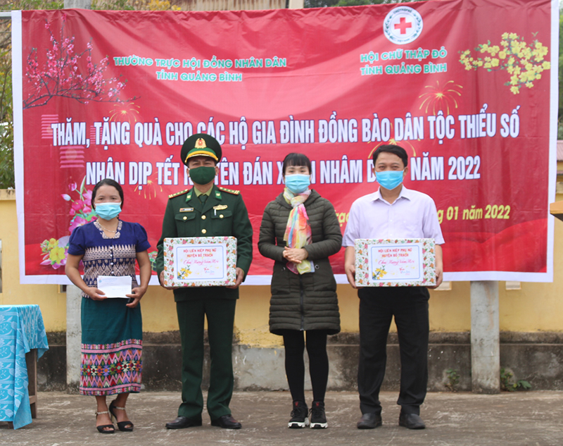 Lãnh đạo Ủy ban MTTQ Việt Nam huyện trao quà cho các tổ chức đoàn thể xã Thượng Trạch.