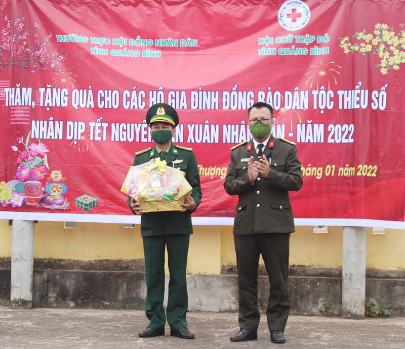 Lãnh đạo Công an huyện Bố Trạch trao quà cho Đồn Biên phòng Cồn Roàng.