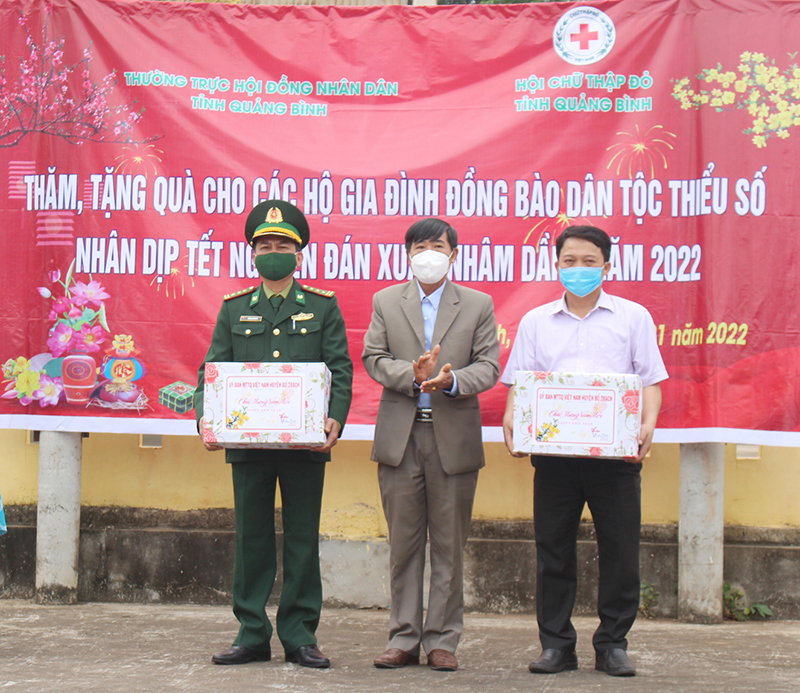 Lãnh đạo Ủy ban MTTQ Việt Nam huyện Bố Trạch trao quà cho các tổ chức đoàn thể xã Thượng Trạch.