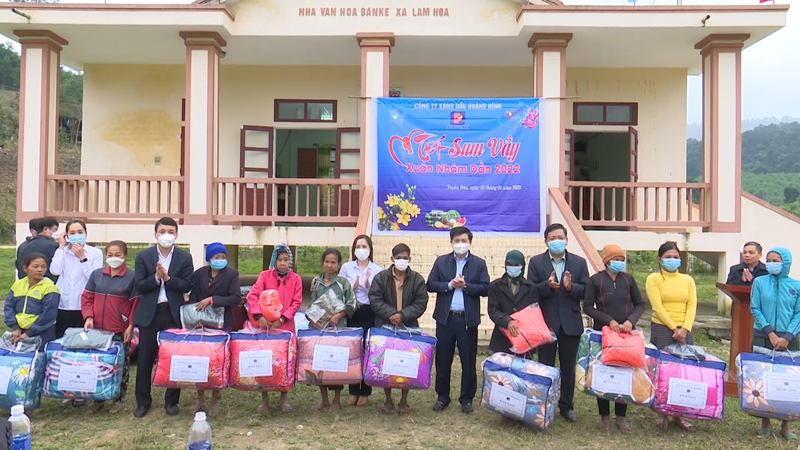 Đồng chí Trần Vũ Khiêm, Trưởng Ban Tổ chức Tỉnh ủy trao quà cho các hộ gia đình có hoàn cảnh đặc biệt khó khăn ở xã Lâm Hóa.