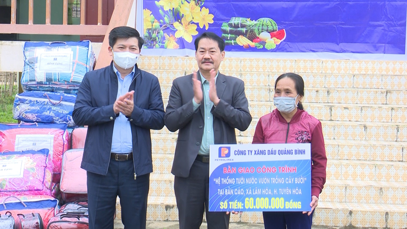 Đồng chí Trần Vũ Khiêm,Trưởng Ban Tổ chức Tỉnh ủy và lãnh đạo Công ty Xăng dầu Quảng Bình tặng kinh phí xây dựng hệ thống nước tưới vườn cây ăn quả tại bản Cáo, xã Lâm Hóa.
