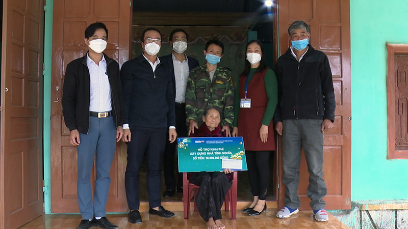 Đại diện lãnh đạo BIDV-Chi nhánh Bắc Quảng Bình trao tiền hỗ trợ xây dựng nhà tình nghĩa cho bà Trần Thị Cảnh ở xã Tiến Hóa (Tuyên Hóa).