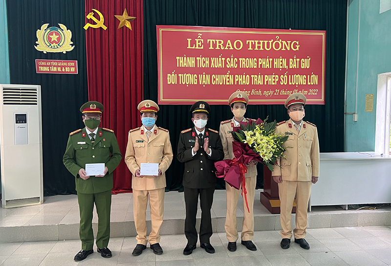 Đồng chí Giám đốc Công an tỉnh Nguyễn Tiến Nam khen thưởng các đơn vị Phòng CSGT và Công an huyện Bố Trạch (mỗi đơn vị 10 triệu đồng).