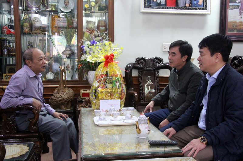 Đồng chí Nguyễn Lương Bình, Trưởng Ban Nội chính Tỉnh ủy thăm ông Nguyễn Đảng, nguyên Phó Chủ tịch UBND tỉnh
