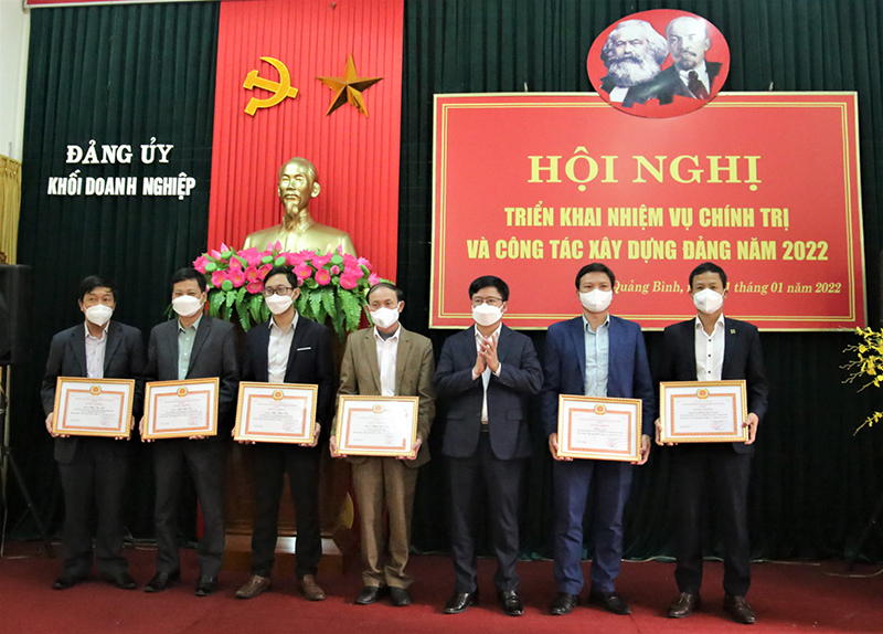 Đồng chí Bí thư Đảng ủy Khối DN Phạm Quang Ánh trao giấy khen cho các tập thể, cá nhân hoàn thành xuất sắc nhiệm vụ 5 năm (2017-2021).