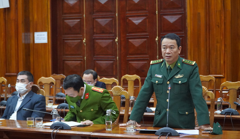 Lãnh đạo Bộ chỉ huy Bộ đội Biên phòng trao đổi về công tác phòng chống dịch trên biên giới. 