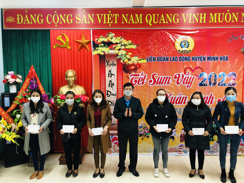 Lãnh đạo LĐLĐ huyện Minh Hóa trao quà tết cho đoàn viên nghèo