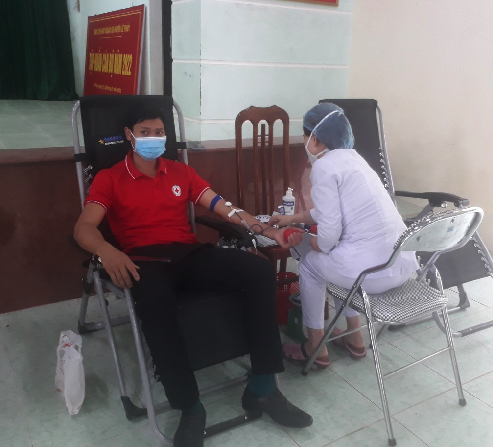 Cán bộ. viên chức huyện Lệ Thủy tham gia ngày Hội hiến máu tình nguyện năm 2022.