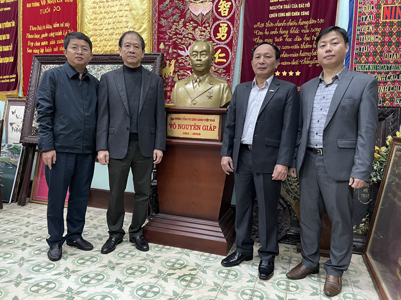 Đồng chí Trần Hải Châu, Phó Bí thư Thường trực Tỉnh ủy và đoàn công tác chụp ảnh lưu niệm với anh Võ Hồng Nam-con trai Đại tướng Võ Nguyên Giáp.