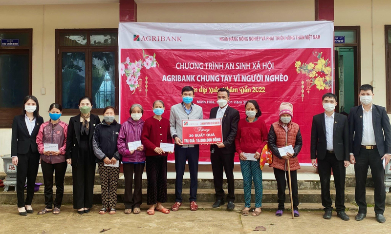 Lãnh đạo Ngân hàng NN&PTNT Minh Hóa tặng quà cho phụ nữ nghèo