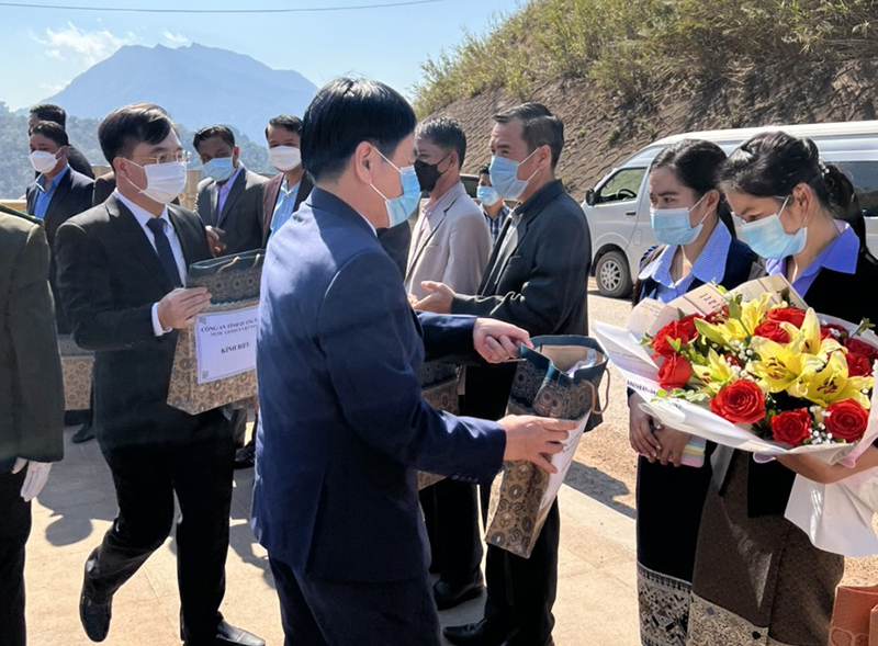 Đoàn công tác Công an tỉnh Quảng Bình tặng quà các đơn vị, địa phương Công an tỉnh Khăm Muộn.