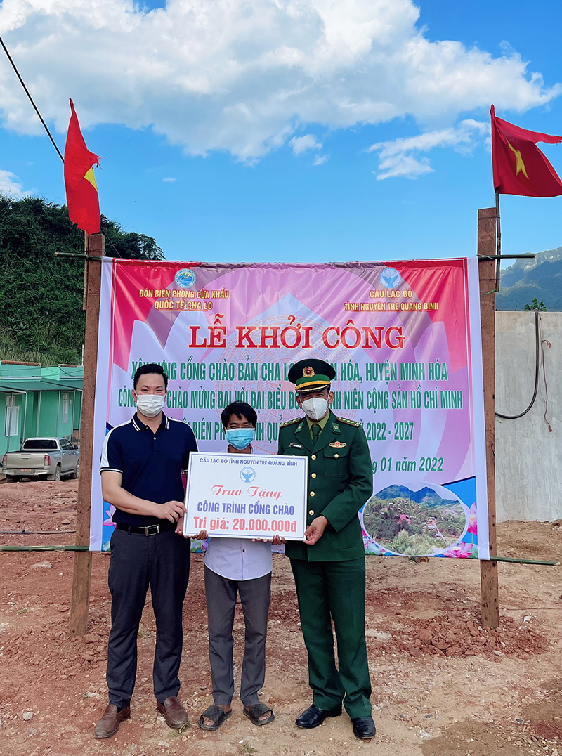 Đại diện CLB Tình nguyện trẻ Quảng Bình trao số tiền hỗ trợ xây dựng công chào bản Cha Lo tại Lễ Khởi công xây dựng.