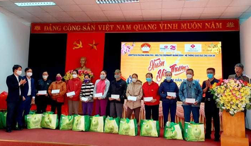 Trao tặng 54 suất quà cho các hộ gia đình có hoàn cảnh khó khăn trên địa bàn phường Đồng Phú.