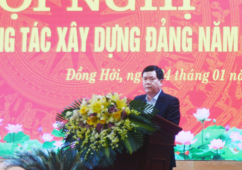 Đồng chí Trần Phong, Ủy viên Ban Thường vụ Tỉnh ủy, Bí thư Thành ủy Đồng Hới phát biểu kết luận tại hội nghị. 