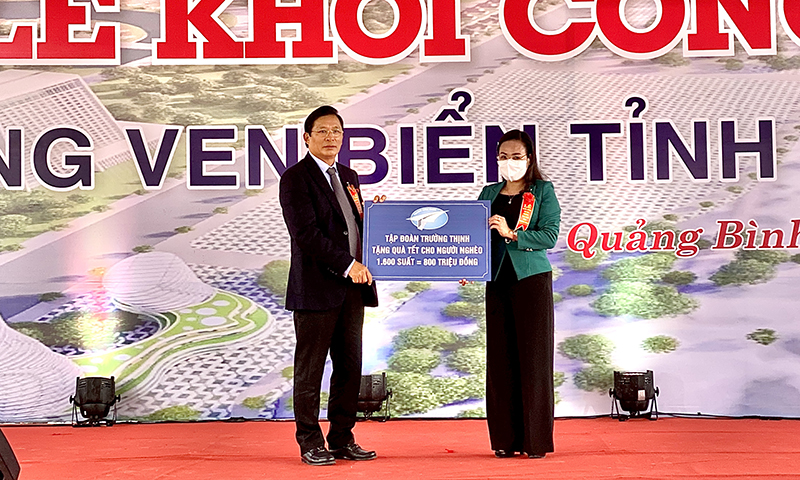 Đại diện lãnh đạo Tập đoàn Trường Thịnh trao tượng trưng 1.600 quà Tết cho các hộ gia đình có hoàn cảnh khó khăn trong tỉnh.