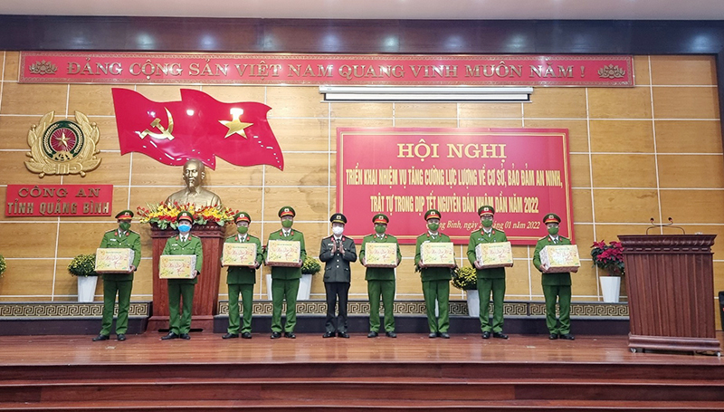 Đại tá Nguyễn Tiến Nam, Giám đốc Công an tỉnh cũng tặng quà động viên đại diện các tổ công tác tăng cường về cơ sở