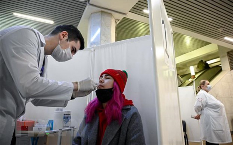 Nhân viên y tế lấy mẫu xét nghiệm COVID-19 cho người dân tại Moskva, Nga ngày 11/10/2021. (Ảnh: AFP/TTXVN)