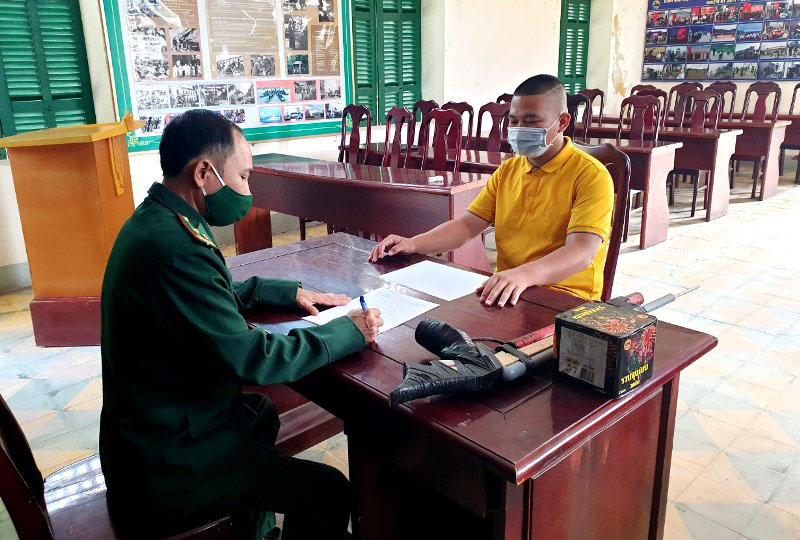 Cán bộ Đồn Biên phòng Ròon, BĐBP tỉnh tiếp nhận súng cồn tự chế và pháo hoa từ anh Trịnh Nguyễn Thanh Thảo đến giao nộp 