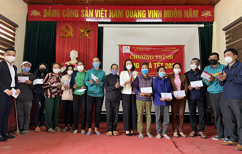 Đồng chí Nguyễn Minh Tâm, Phó trưởng đoàn ĐBQH tỉnh trao quà cho bà con xã Liên Thủy, huyện Lệ Thủy.     
