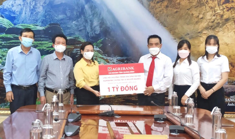 Đồng chí Chủ tịch Ủy ban MTTQVN tỉnh Phạm Thị Hân tiếp nhận ủng hộ từ lãnh đạo Agribank-Chi nhánh Quảng Bình.