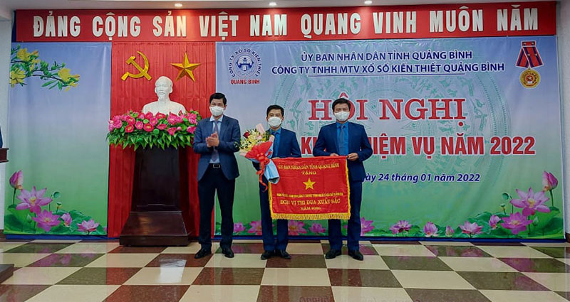 Đồng chí Phó Chủ tịch UBND tỉnh Hồ An Phong trao Cờ thi đua cho 1 tập thể của Công ty TNHH MTV Xổ số kiến thiết Quảng Bình