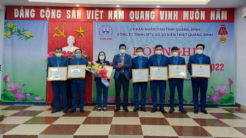 Đồng chí HồĐồng chí Phó Chủ tịch UBND tỉnh Hồ An Phong trao danh hiệu Chiến sĩ thi đua cấp tỉnh cho 2 cá nhân.