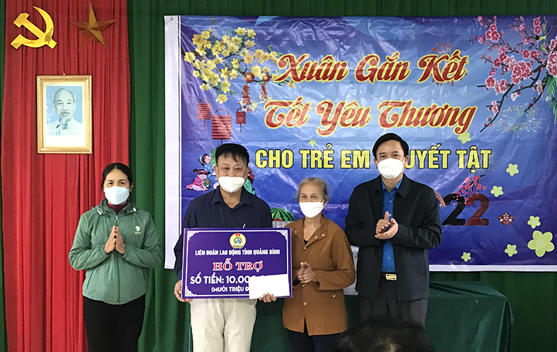 Lãnh đạo LĐLĐ tỉnh trao quà hỗ trợ Trung tâm phục hồi chức năng trẻ em khuyết tật, trẻ em nạn nhân chất độc gia cam Hiền Ninh (Quảng Ninh).
